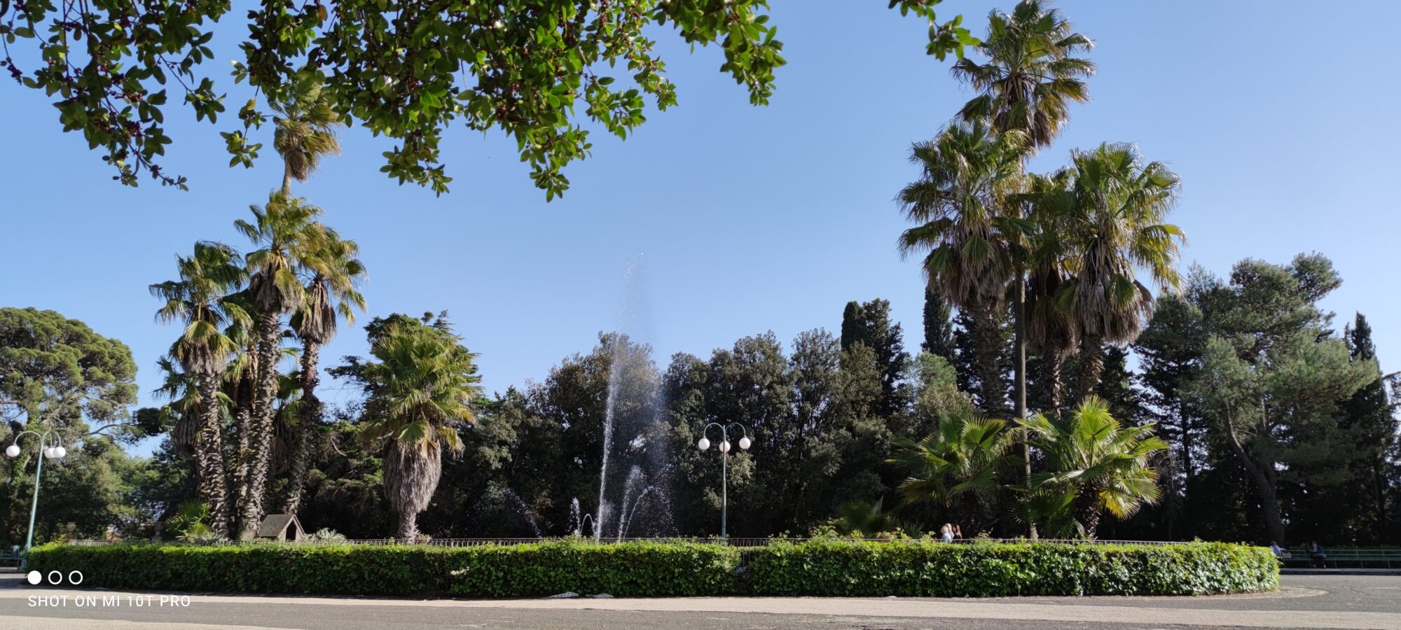 la fontana al centro della piazza grande della villa comunale di Caltagirone