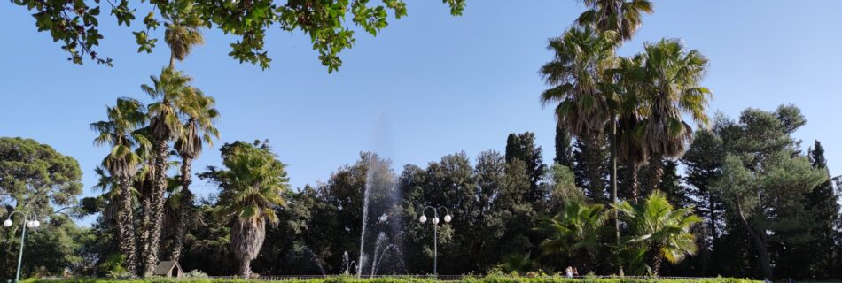 la fontana al centro della piazza grande della villa comunale di Caltagirone