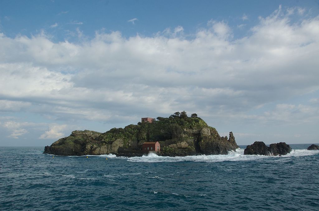 Isola Lachea nell'arcipelago dei Ciclopi