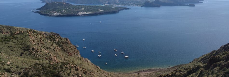 Veduta dell'isola di Vulcano nella quale sono stati scoperti questi batteri