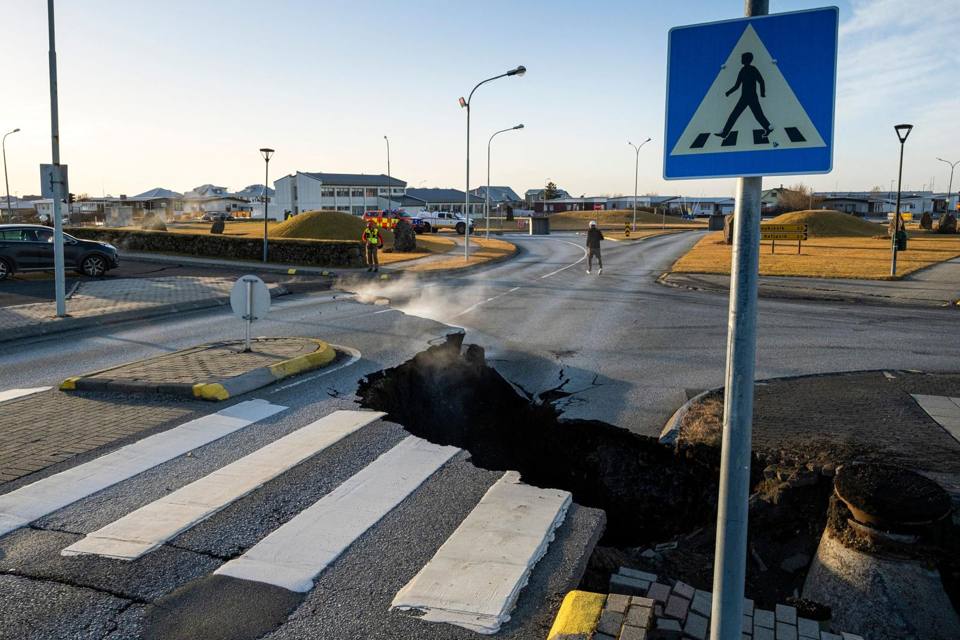 Danni provocati dall'attività del vulcano Fagradalsfjall prima delle eruzioni nei pressi di Grindavik