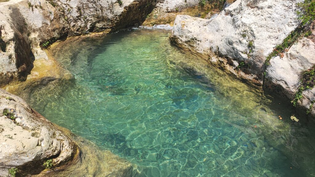 I laghetti cultrera  formati dal torrente Santa Chiara, sono queste piscine naturali scavate nella roccia bianca.